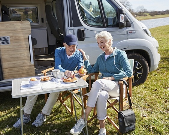 Älteres Paar beim Camping mit Sauerstoff-Therapie